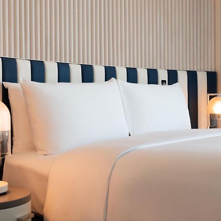 W Sydney Otel Dış mekan fotoğraf A bed with a headboard