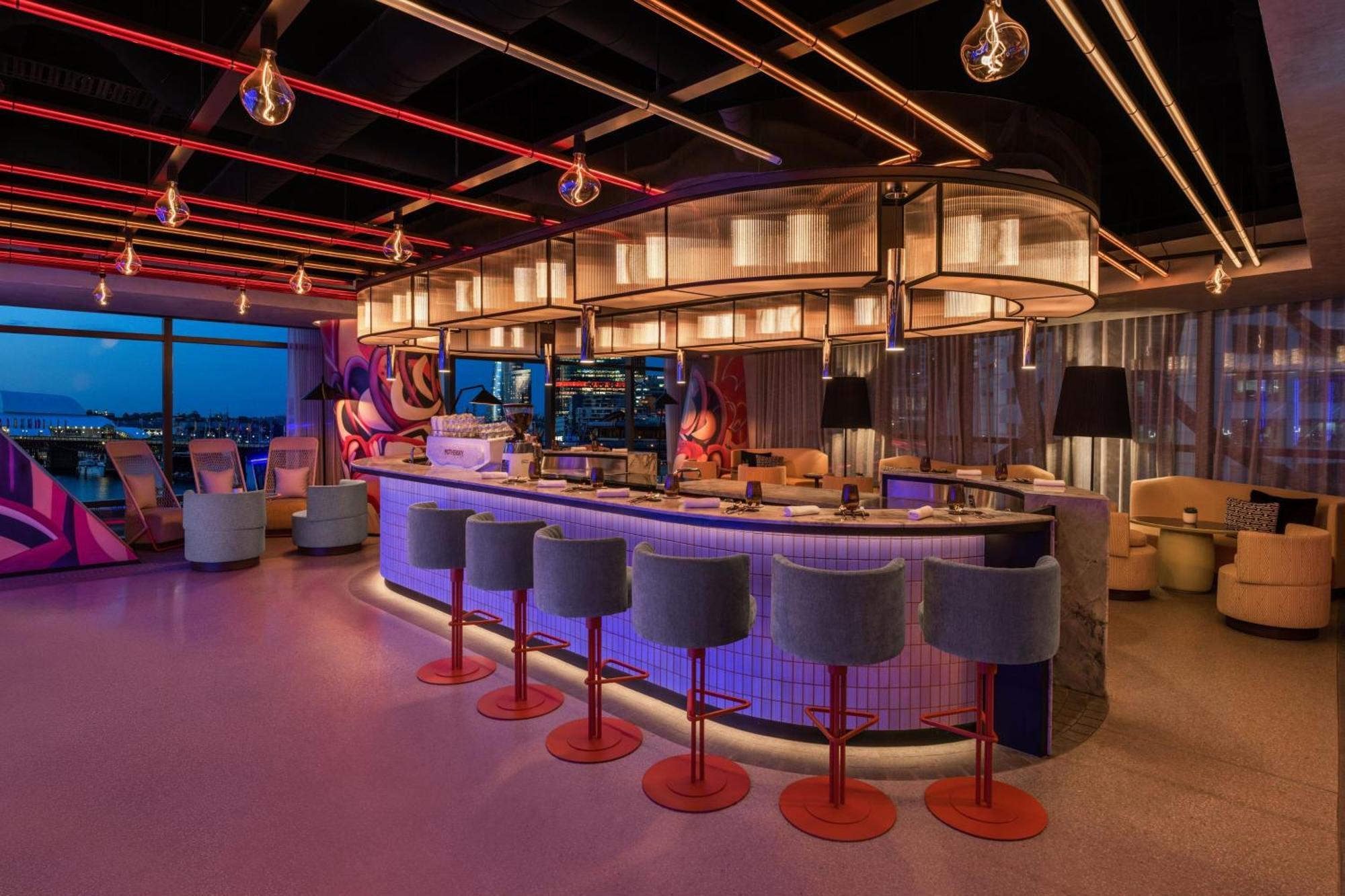 W Sydney Otel Dış mekan fotoğraf The bar at the 101 Skybar