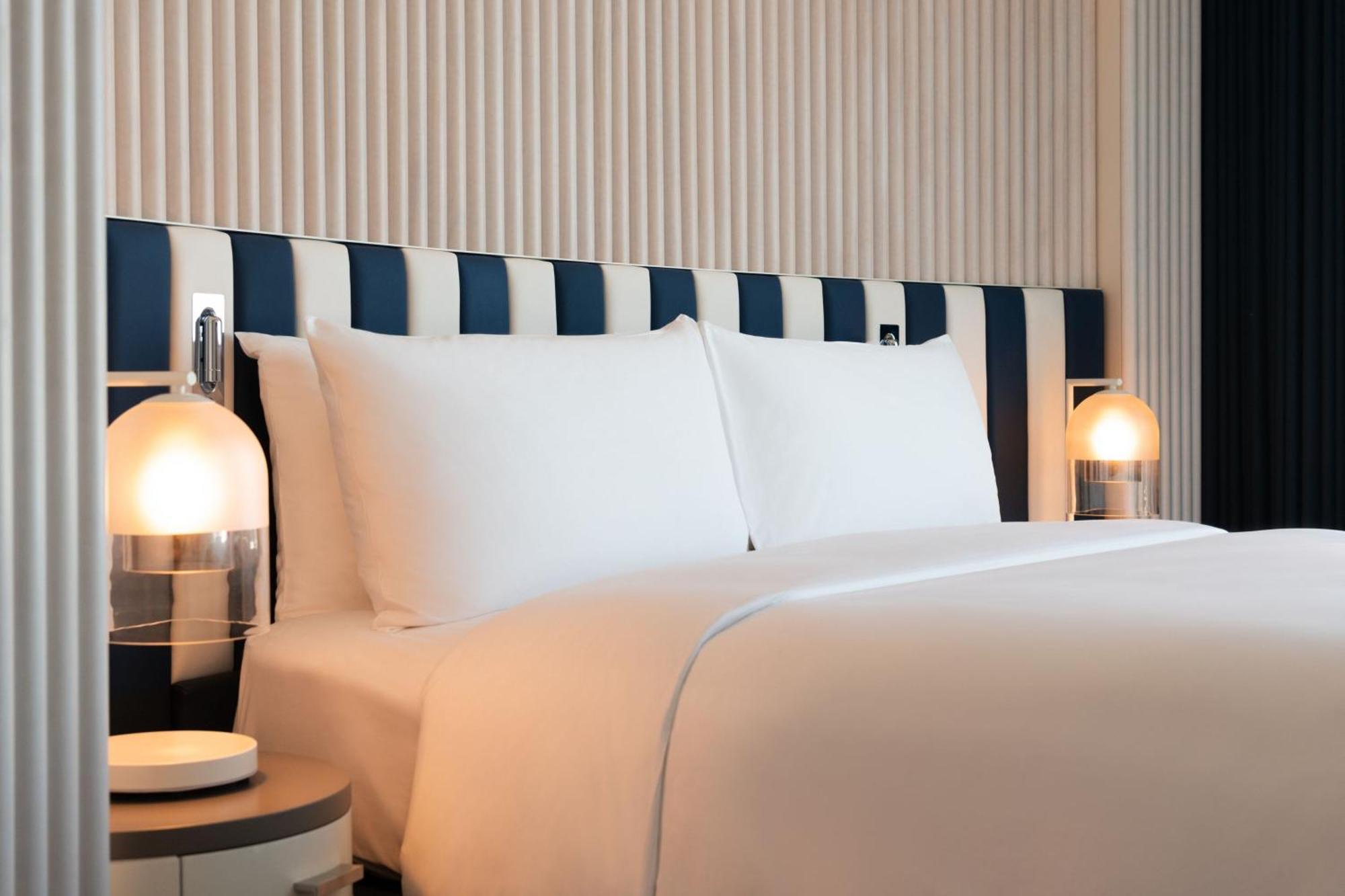 W Sydney Otel Dış mekan fotoğraf A bed with a headboard